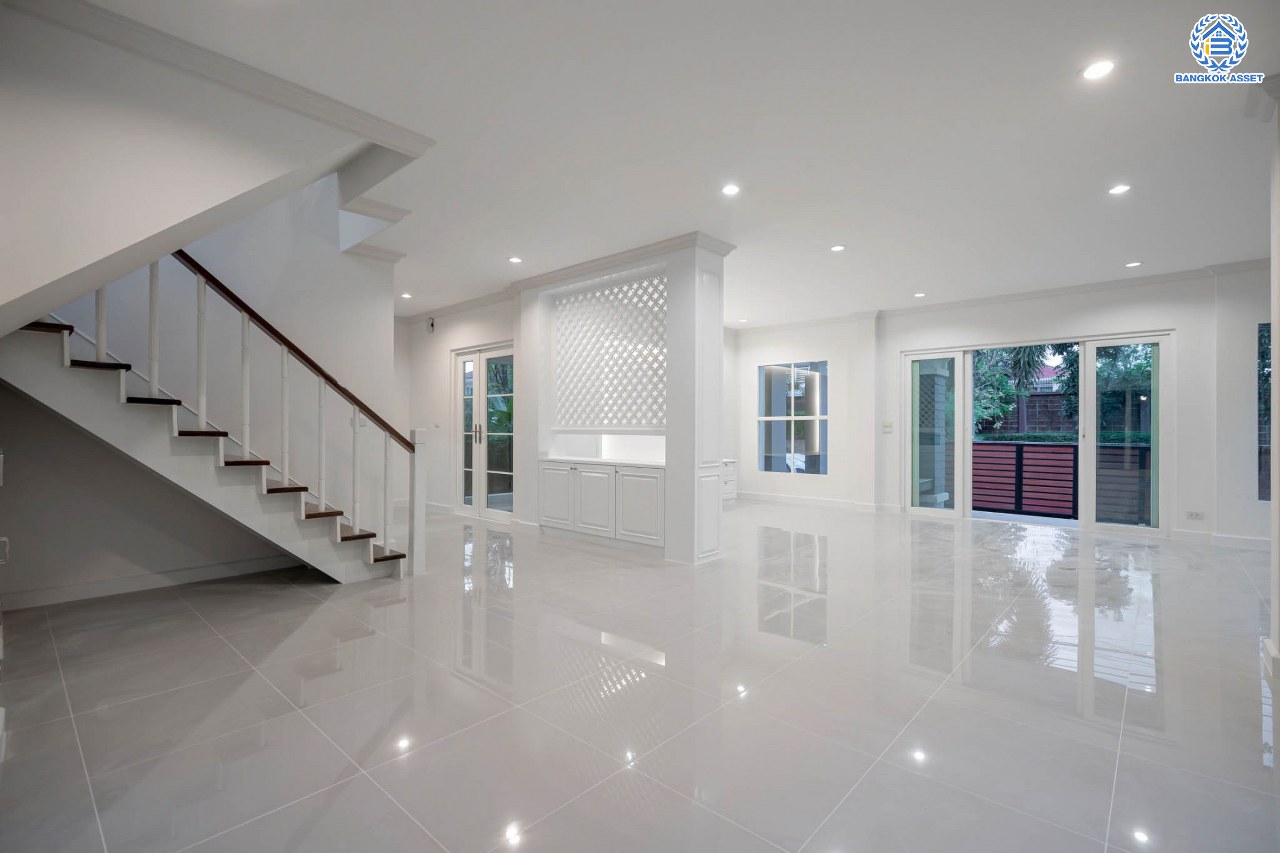 บ้านมือสองตกแต่งใหม่ โครงการ คาซ่าแกรนด์ รัตนาธิเบศร์-ราชพฤกษ์ บ้านเดี่ยวจากแบรนด์ Q.House เนื้อที่ 70 ตร.ว. ฟังก์ชัน 3 ห้องนอน 4 ห้องน้ำ 1 ห้องแม่บ้าน จอดรถได้ถึง 2 คัน พร้อม Facilities ครบครัน บนทำเลเดินทางสะดวก ติดถนนราชพฤกษ์ ใกล้เซ็นทรัลเวสต์เกต และรถไฟฟ้าสายสีม่วง "สถานีบางรักใหญ่"